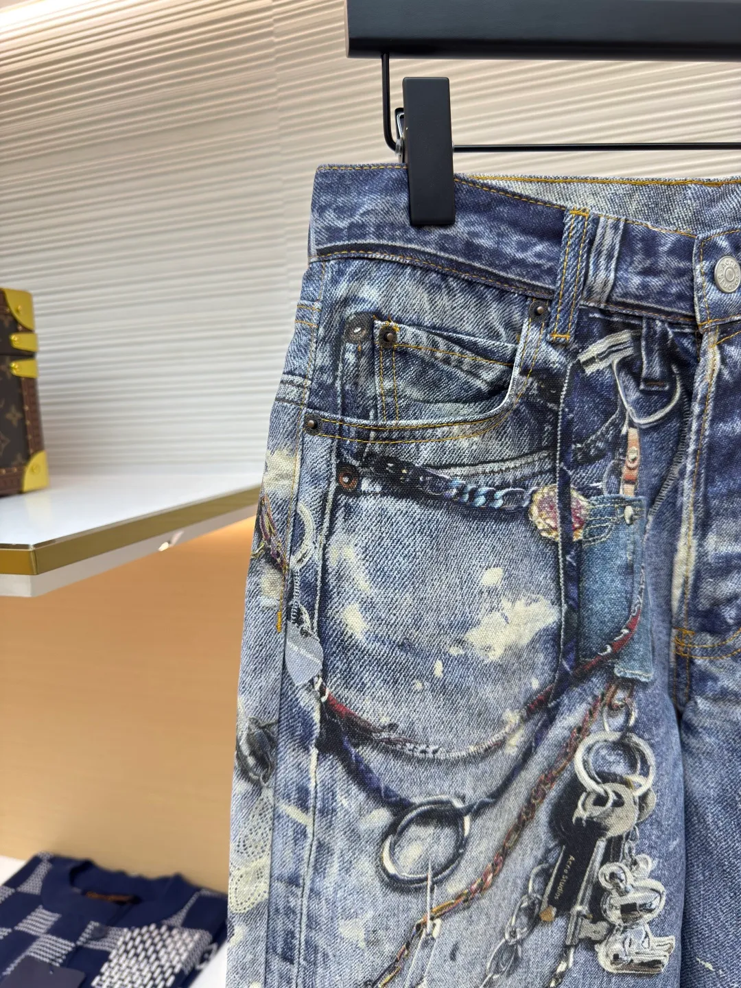 Acne Studios 3D printed denim trousers ●Authentic product: Purchased and developed by 5739 ●Item number: 1680158-A75 ●Material: denim ●Technology: Printing ●Version: fitted version ●Weight: 595 grams ●Size: 44-46-48-50-52 ●Description: Customized denim fabric is used, and a 3D cold transfer printing process is adopted to ensure that the denim fabric has the same texture and feel as traditional denim. 3D printing technology is used to restore the original color saturation and accurately control the thickness and texture of the denim fabric. An advanced 3D printer is used to print the denim fabric layer by layer until the entire component is completed. Each piece is separated efficiently and accurately through computer typesetting and laser cutting. After ironing, cutting, sewing and other processes, the components are assembled into a complete denim item, the same style for men and women!